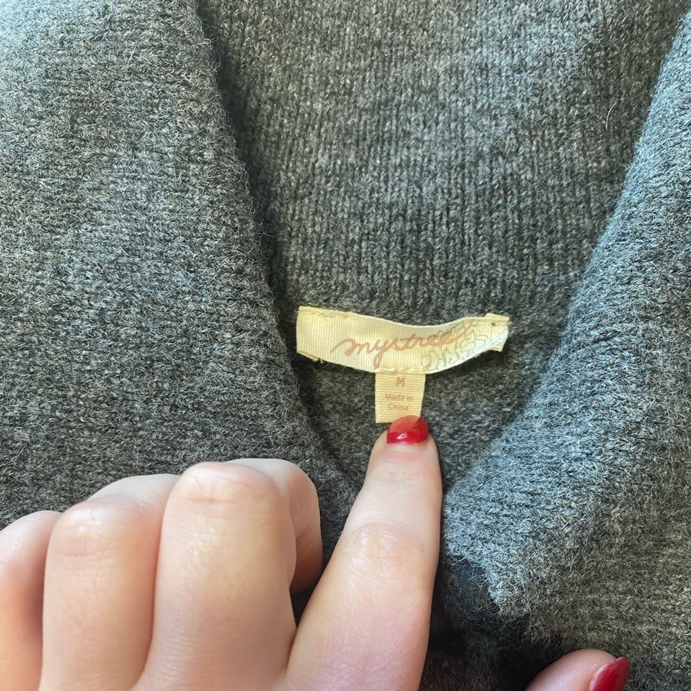 Mystree sweater long-sleeved, pointed collar,scalloped trim puffed shoulders - Picture 6 of 7
